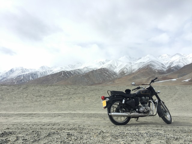čierna motorka pri horách
